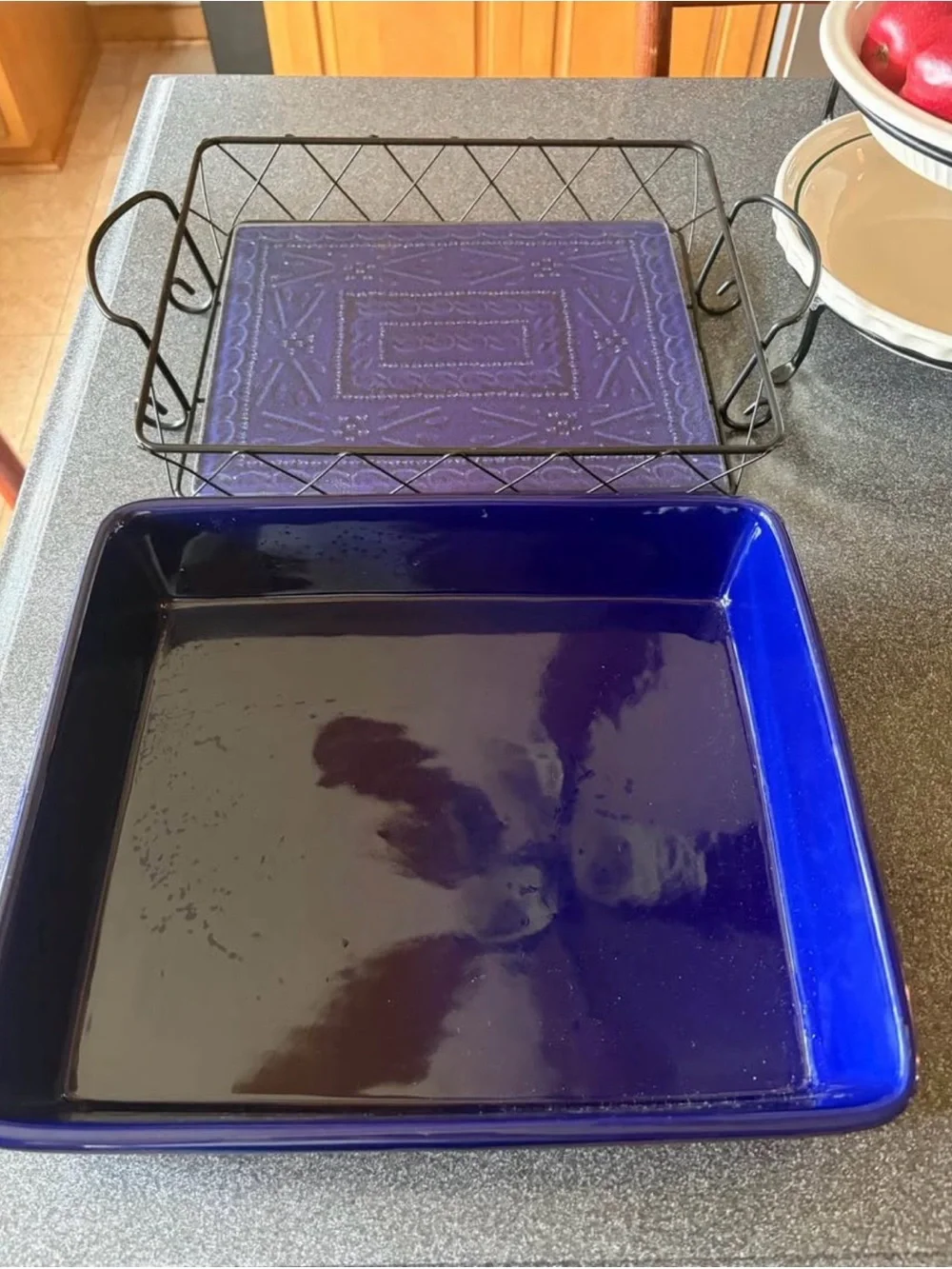 Temp-tations by Tara 5 Qt Blue Old World Baker Metal Serving Rack
